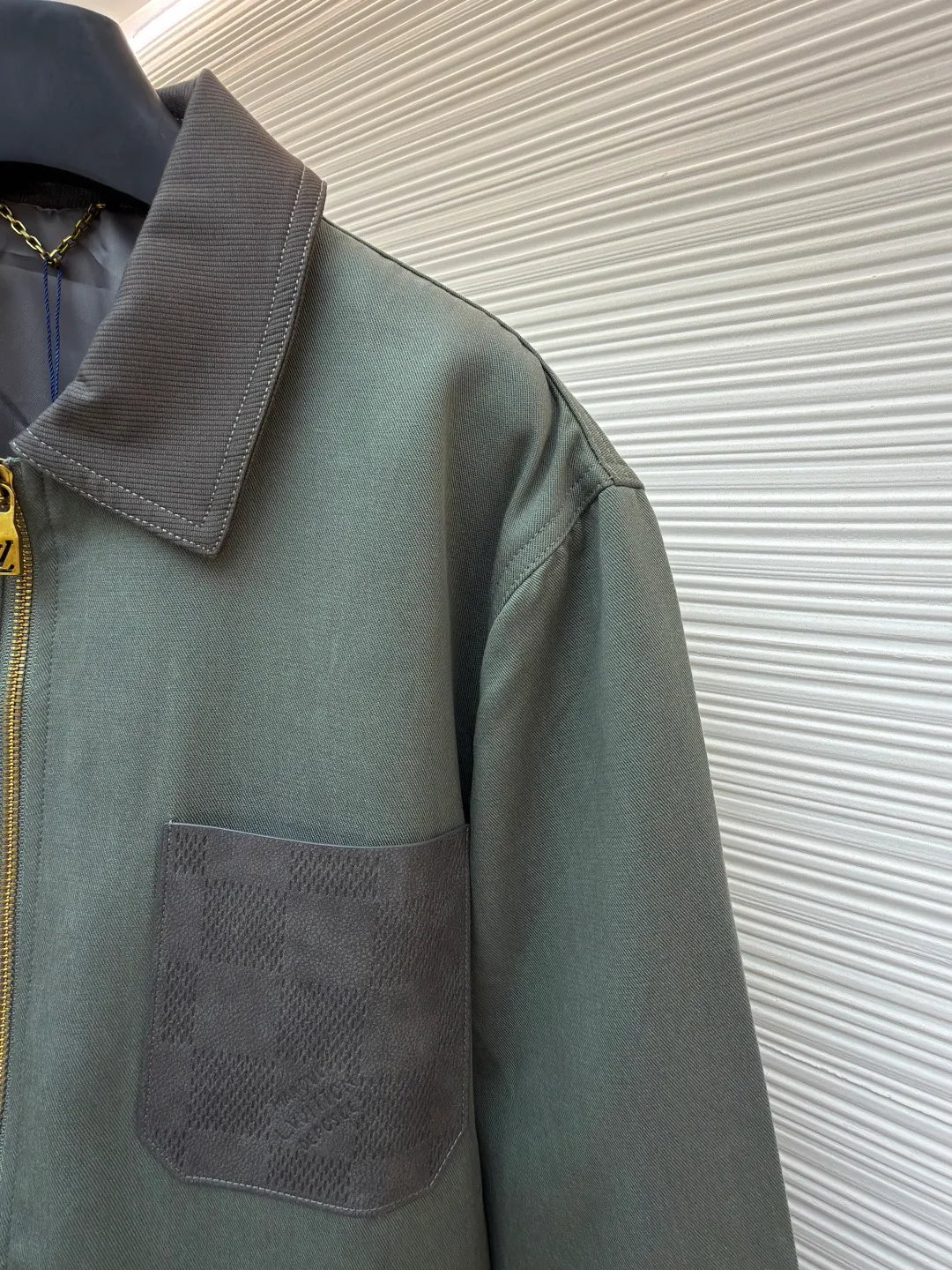 LOUIS VUITTON checkerboard pocket zipper jacket ●Original version: Purchased and developed by 23403 ●Item number: 1682124-B50 ●Fabric: linen fabric ●Technology: hot-pressed lamination ●Color: green ●Version: fitted version ●Weight: about 825 grams ●Size: S-M-L-XL ●Description: This Louis Vuitton black lapel zipper jacket shows the brand's exquisite craftsmanship. The body is made of high-density twill fabric. It has been pre-shrunk and shaped and ironed to give the fabric a crisp silhouette and wrinkle resistance, smooth touch and excellent wear resistance. The placket is equipped with a customized metal zipper. The zipper teeth are precision polished and gold-plated, making it smooth and durable. The zipper head is engraved with the brand's classic logo, and the details highlight the texture. The body pockets are made with welt bag technology, and the edges of the pockets are reinforced with double-needle stitching, which not only ensures practicality but also makes the fit neater. The chest patch pockets are spliced ​​with fabrics of different textures, and the hot-pressing lamination process makes the splices smooth and free of glue marks. The lapel part has been three-dimensionally cut and hand-drawn to fit the neck line and is not easily deformed. Every stitch follows strict stitch length standards, perfectly combining simple design with exquisite craftsmanship. The overall wiring is straight and delicate, the fabric is comfortable and soft, and the color is consistent without color difference. It can be matched with the same style to create a fashionable look and control various occasions. Customized accessories, complete with three standards, same style for men and women!